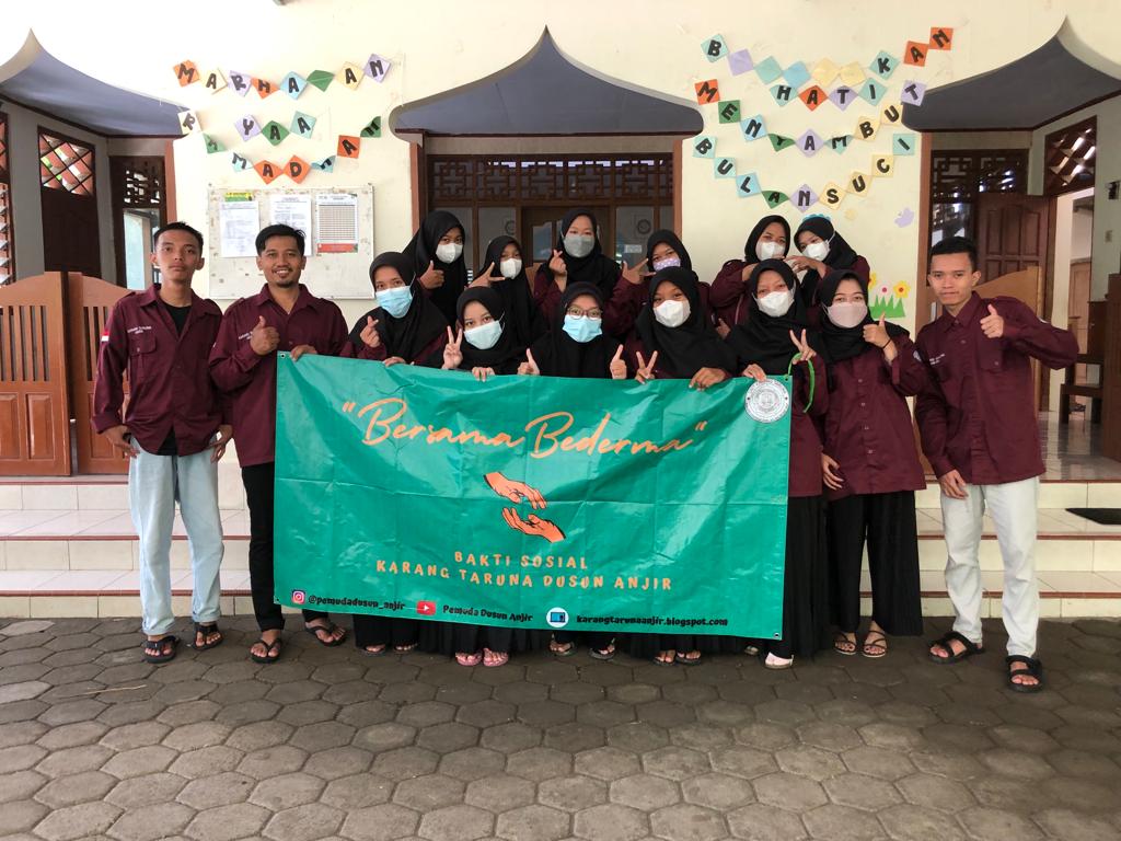 Bersama Bederma 2 : Karang Taruna Anjir Bagikan Paket Baksos